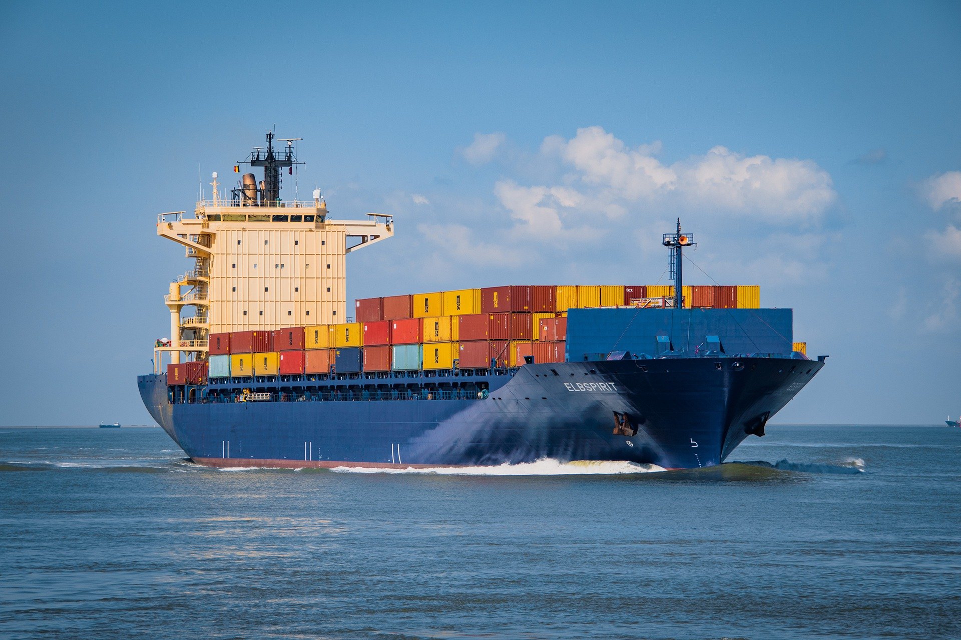 container-ship-g7b8dc4b53_1920